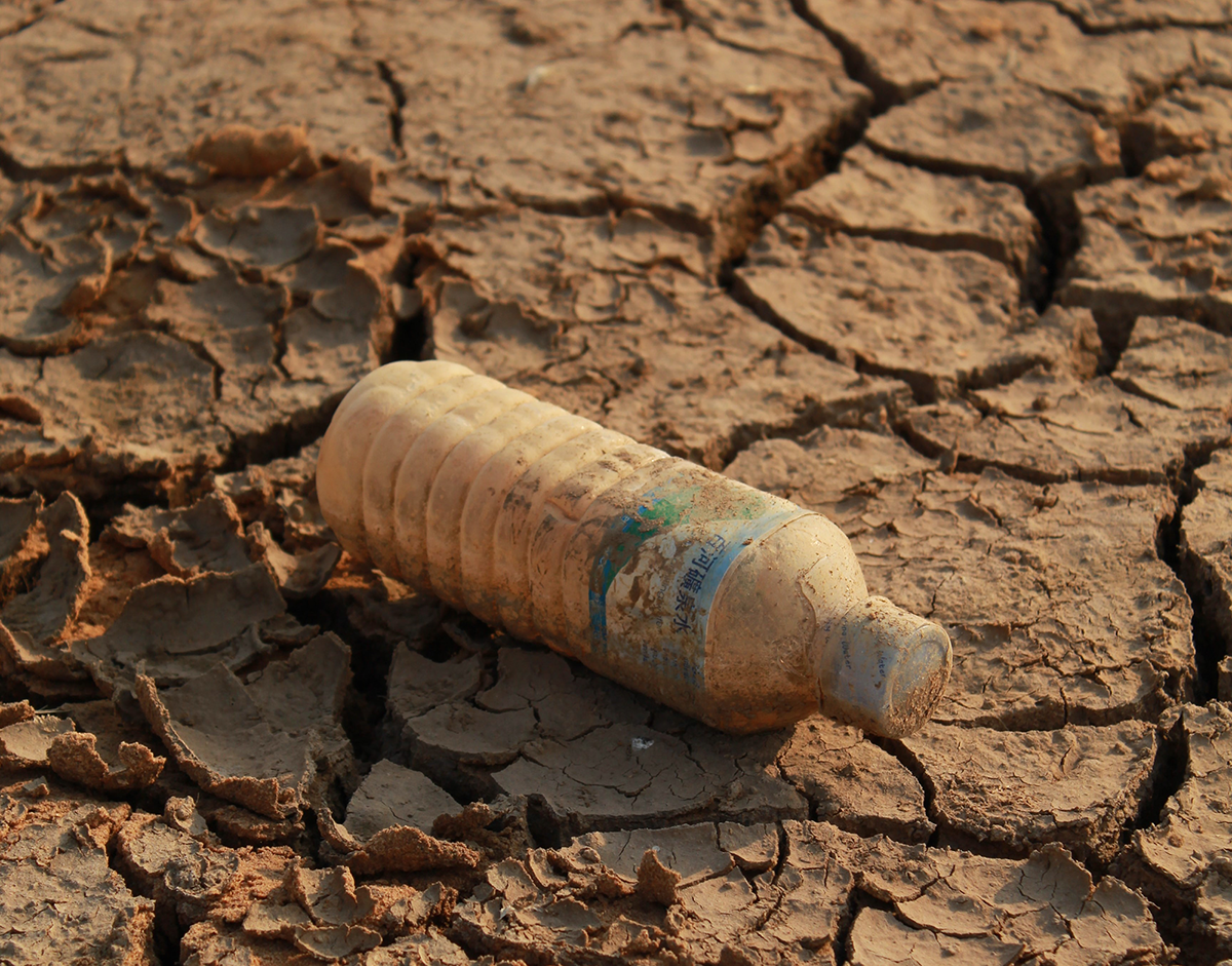 fles op dorre grond